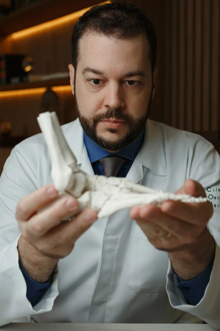 Dr. André Lemos mostrando um modelo anatômico do tornozelo