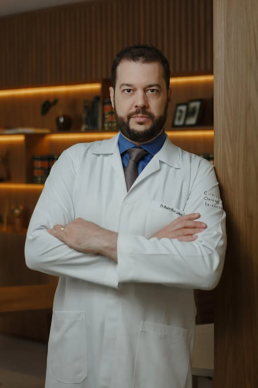 Retrato do Dr. André Lemos, ortopedista especialista em pé e tornozelo